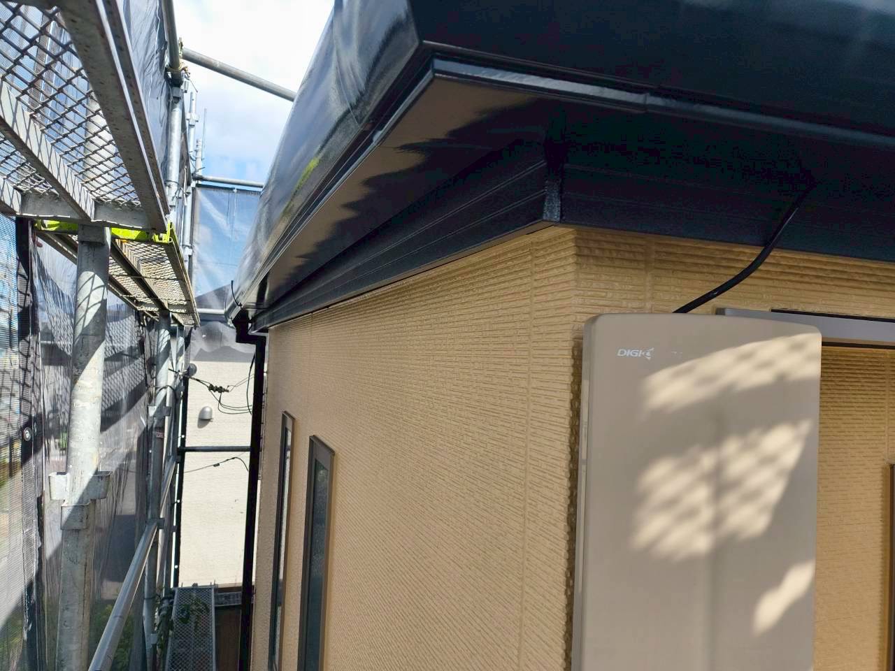 塗り替えで艶が生まれた破風板と軒樋